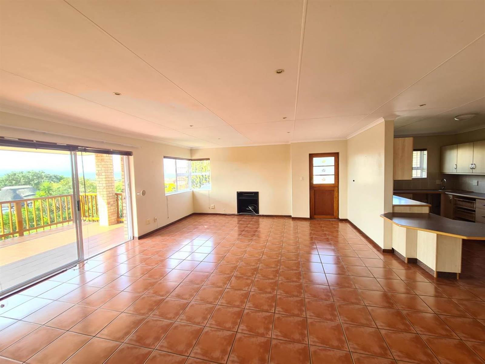 2 Bed House in Jeffreys Bay photo number 11