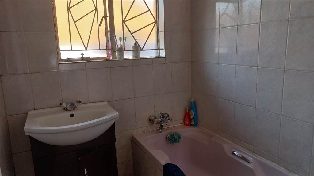 3 Bed House in Sebokeng Zone 14 photo number 14