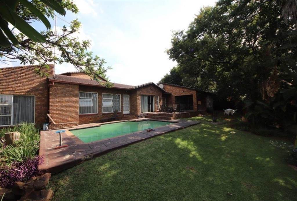 4 Bed House in Edenvale photo number 3