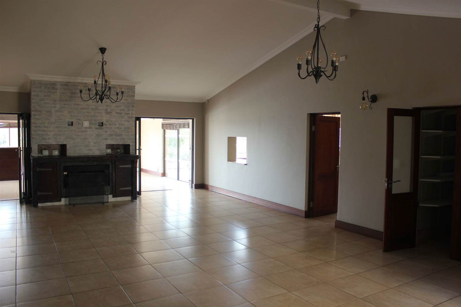 6 Bed House in Waterkloof Heights photo number 8