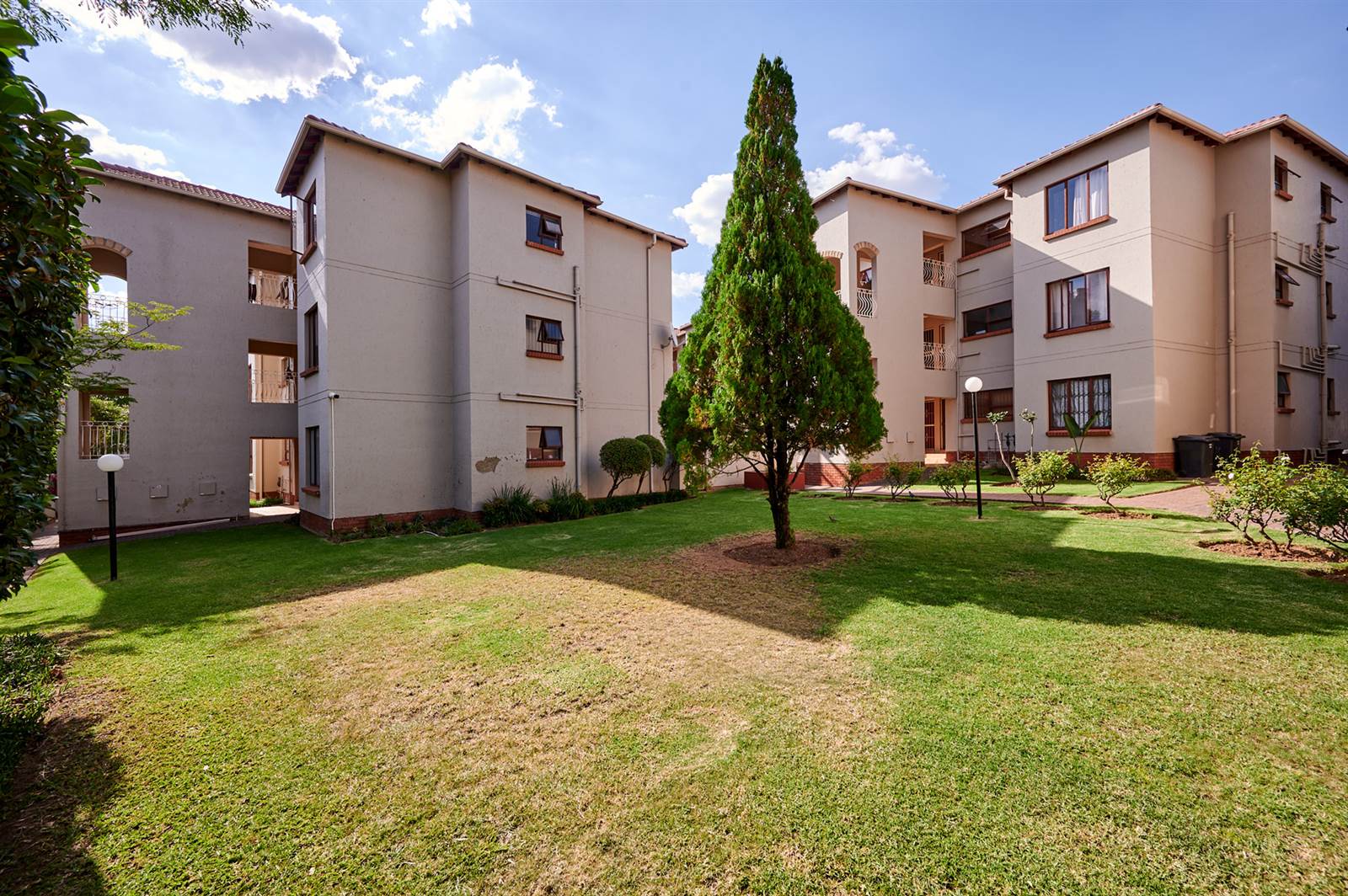 2 Bed Apartment in Sunninghill photo number 20