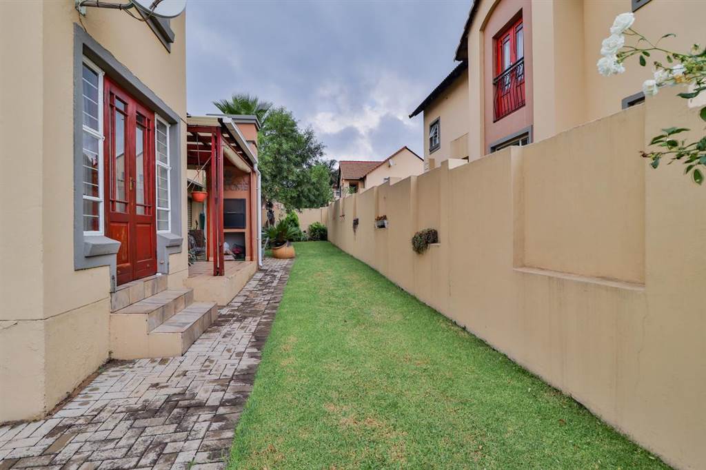 4 Bed House in Glen Marais photo number 21