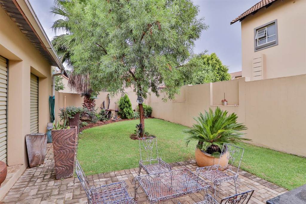 4 Bed House in Glen Marais photo number 26