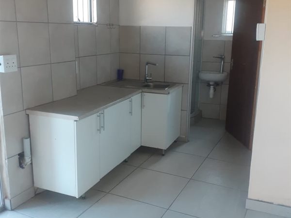 Bachelor apartment in Pinetown Central