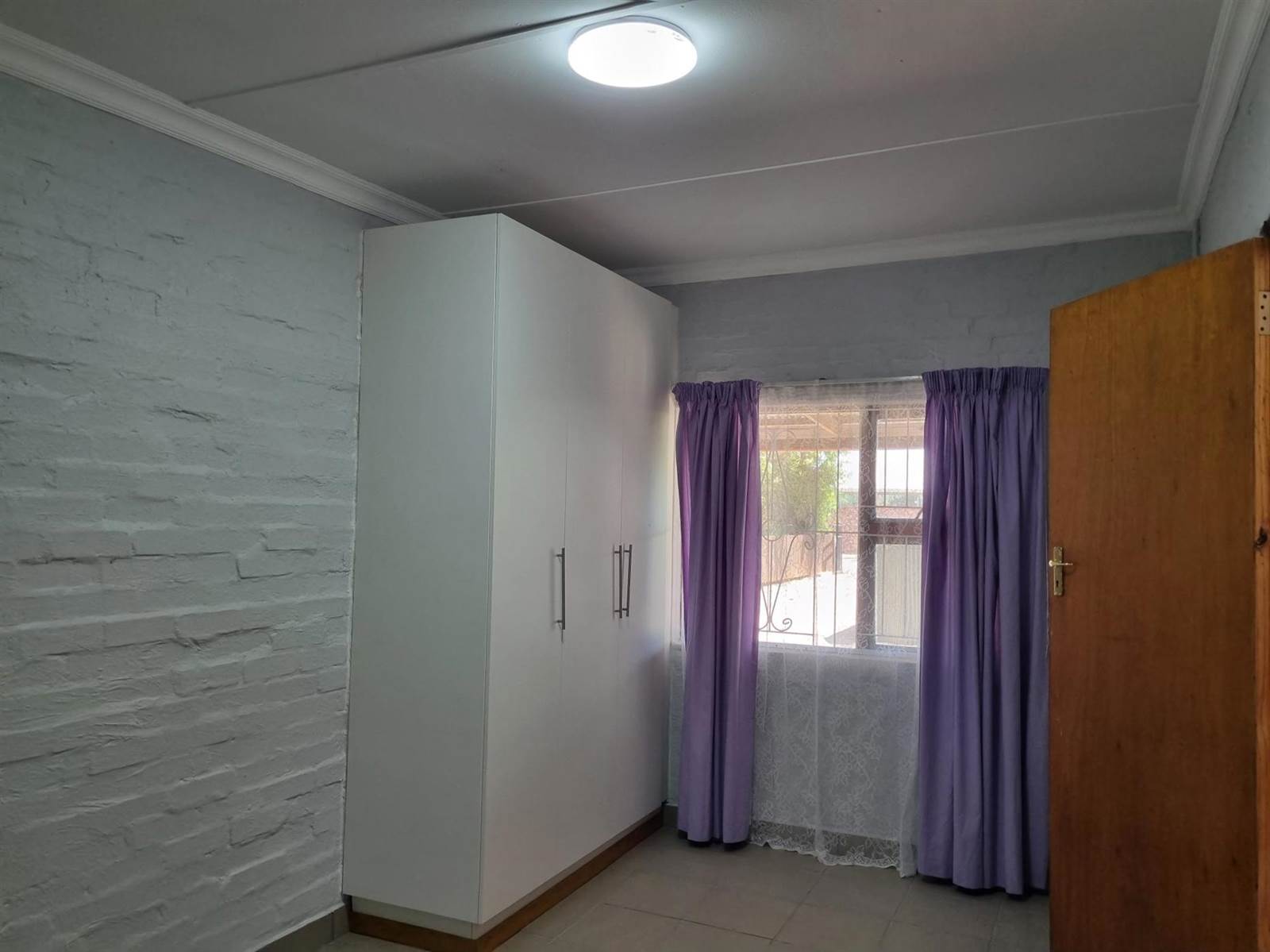 1 Bed Apartment in Grahamstown Central photo number 5