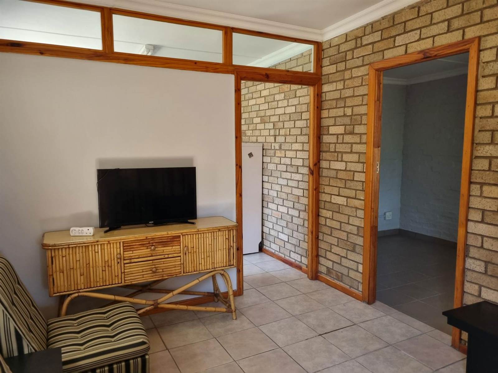 1 Bed Apartment in Grahamstown Central photo number 2