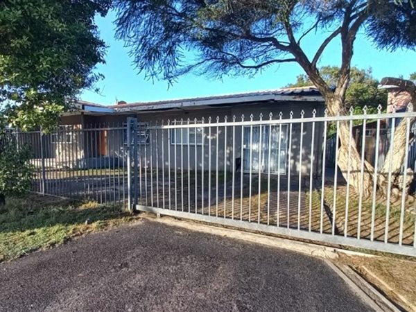 10 Bed House in Tableview