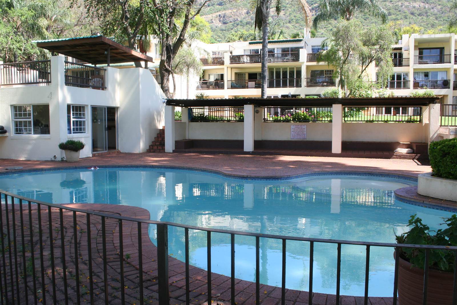 2 Bed Apartment in Hartbeespoort Dam photo number 14