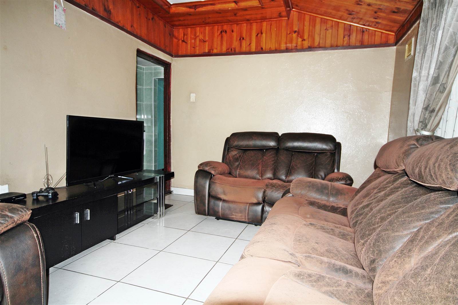2 Bed House in Umlazi photo number 4