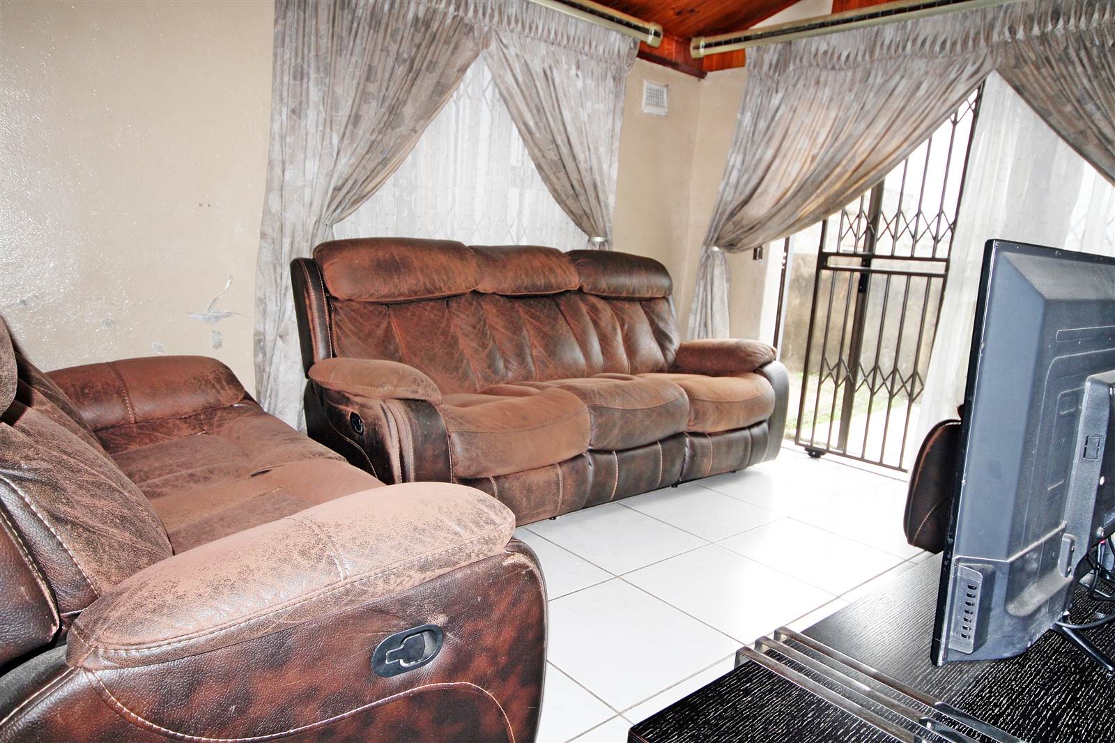 2 Bed House in Umlazi photo number 3
