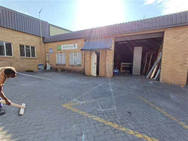 166  m² Industrial space