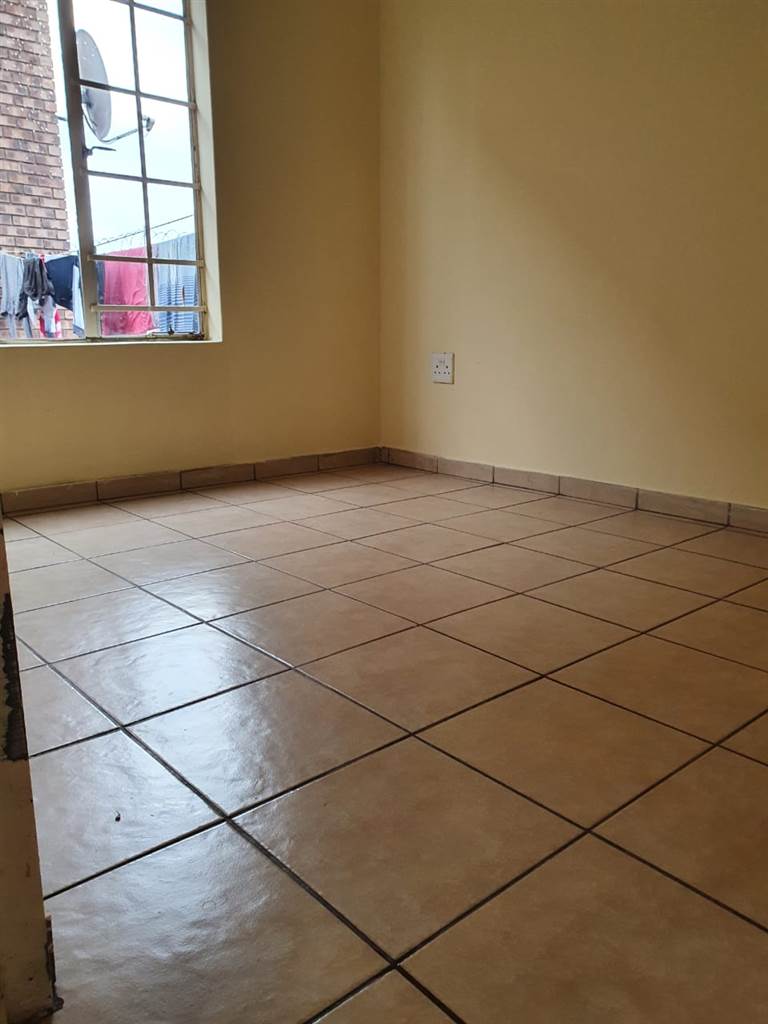 2 Bed Flat in Duvha Park photo number 5