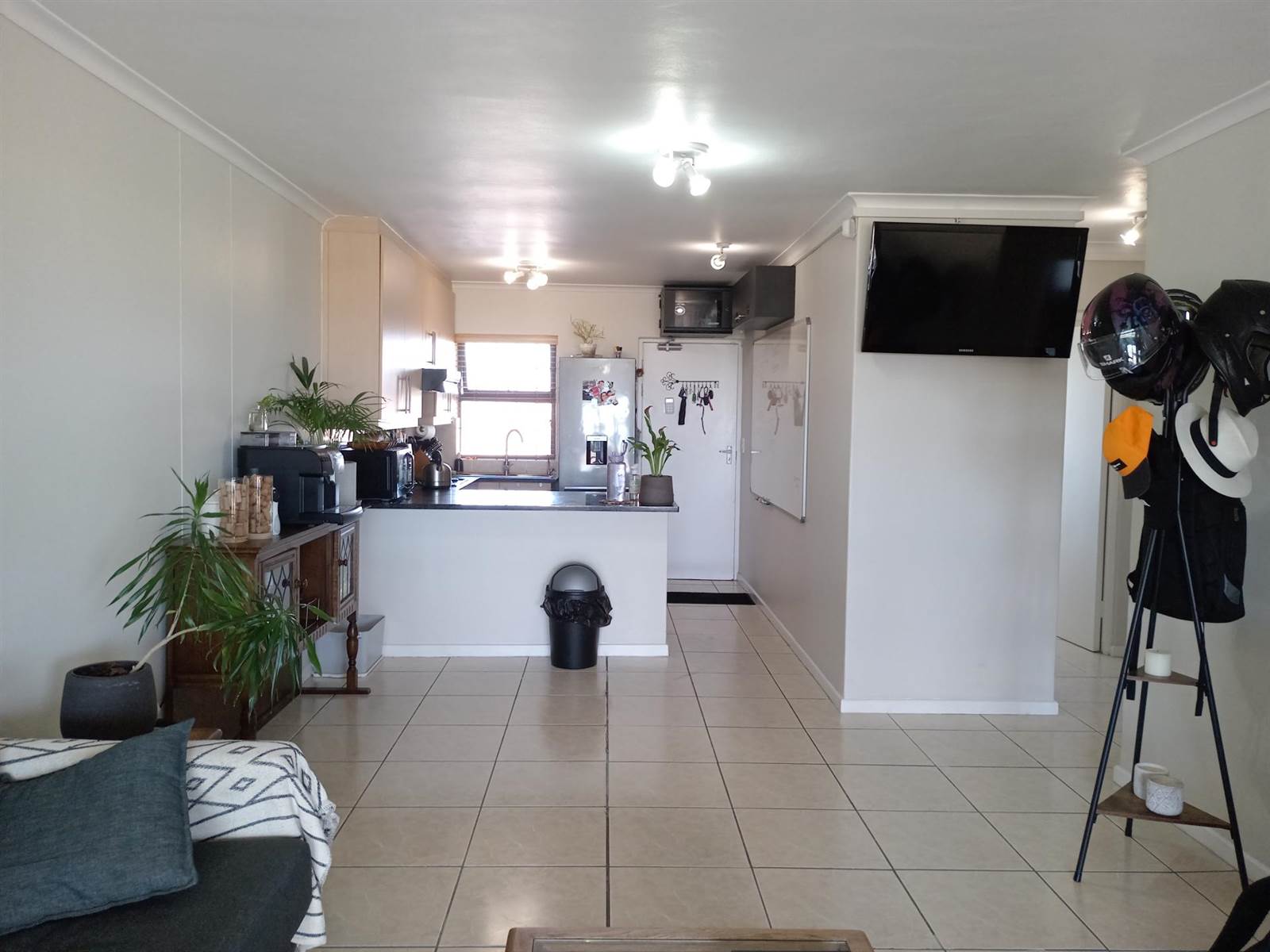 2 Bed Apartment in Muizenberg photo number 2