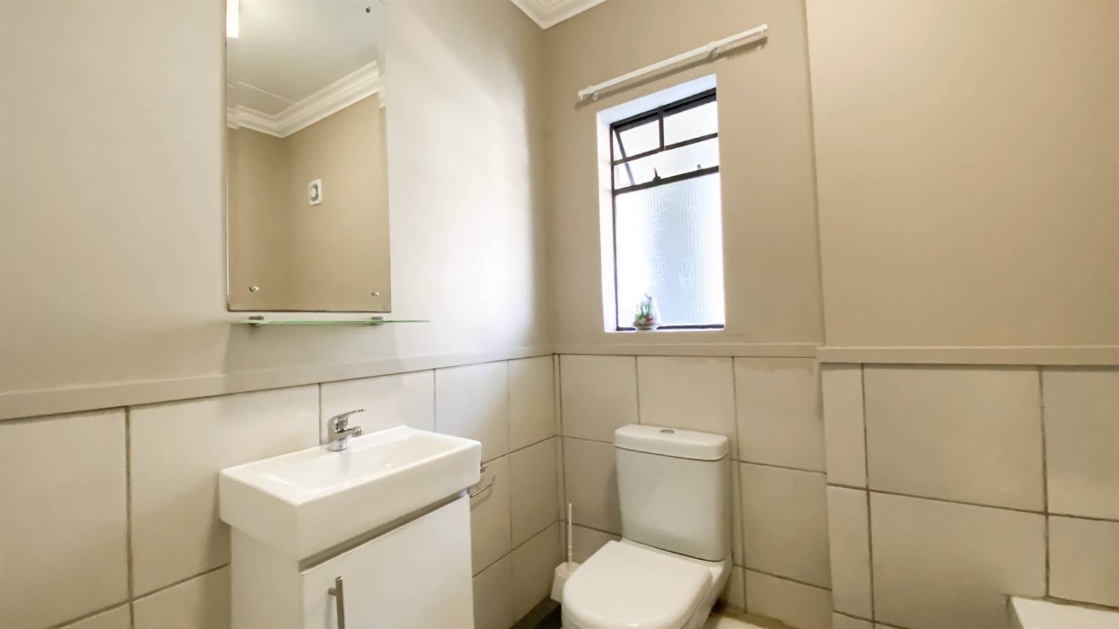 2 Bed Apartment in Rosettenville photo number 10