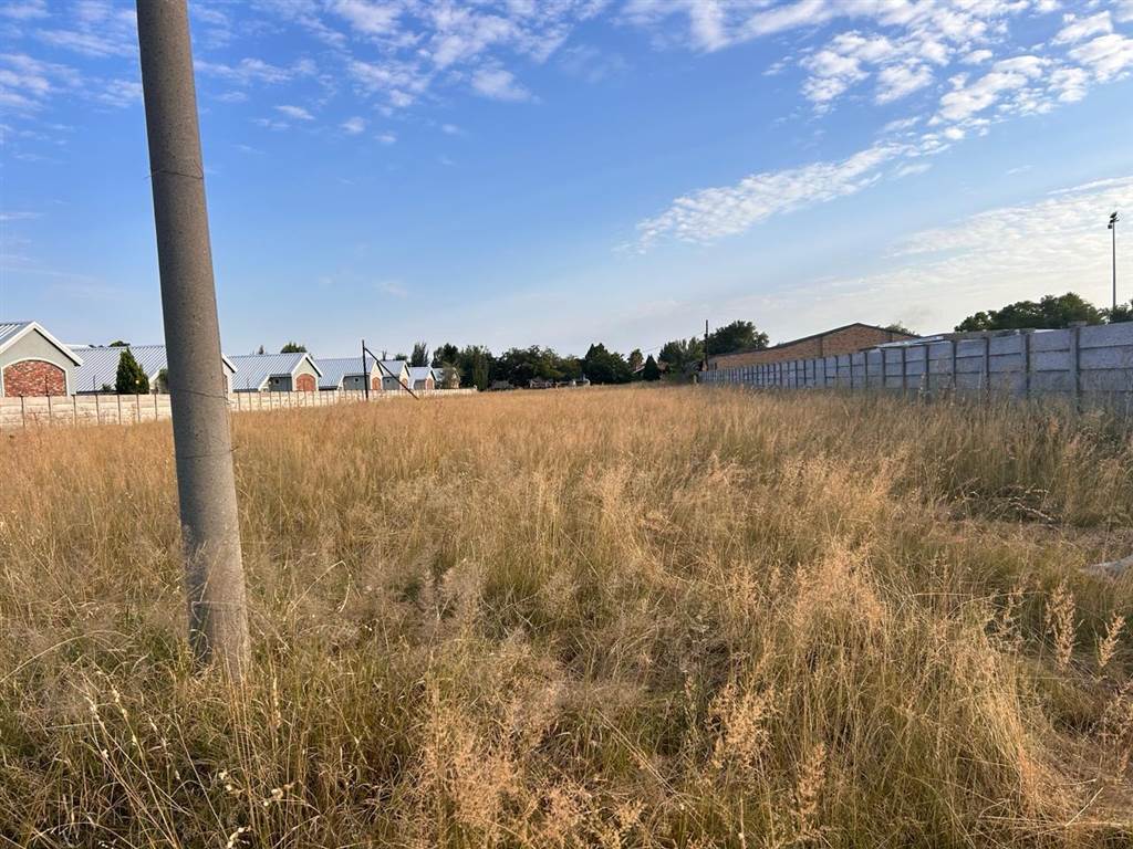 1800 m² Land available in La Hoff photo number 2