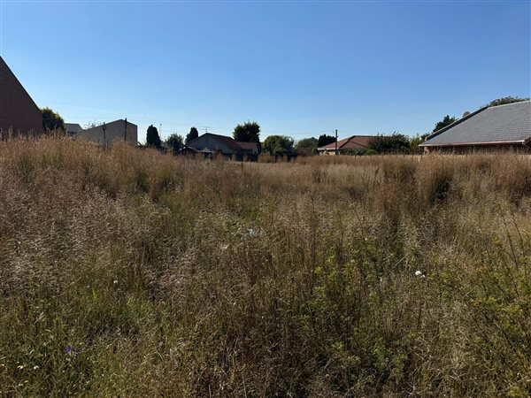 1 080 m² Land