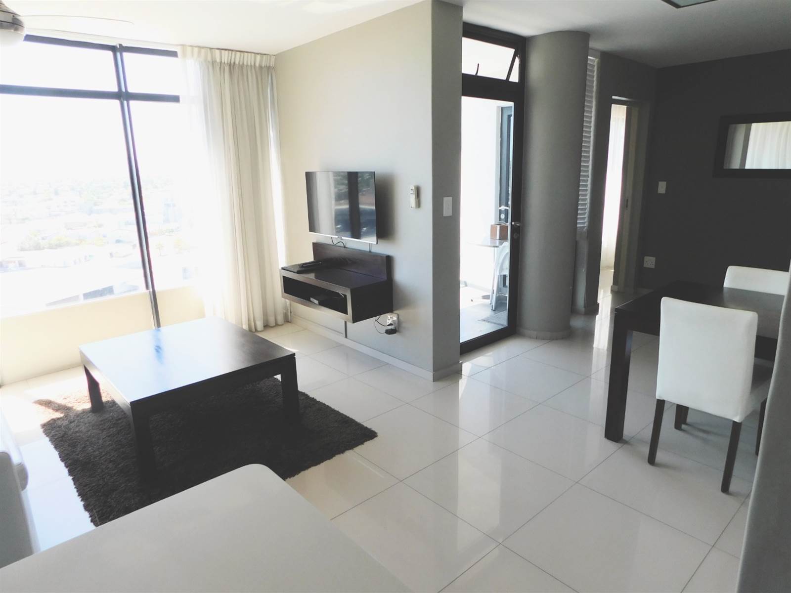1 Bed Apartment in Bloubergstrand photo number 6