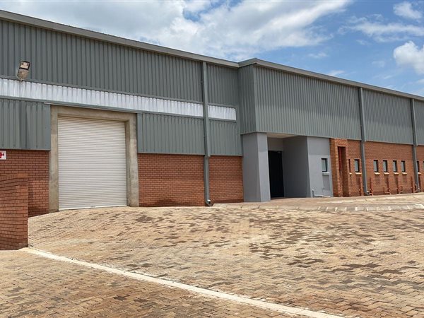 587  m² Industrial space in Clayville