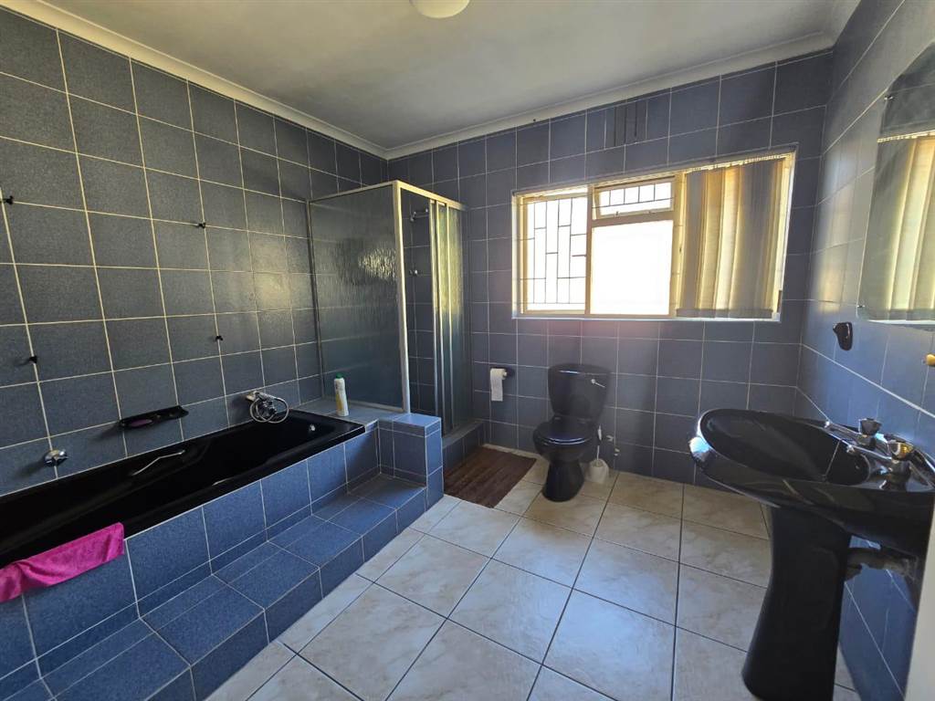 4 Bed House in Blouberg Rise photo number 10