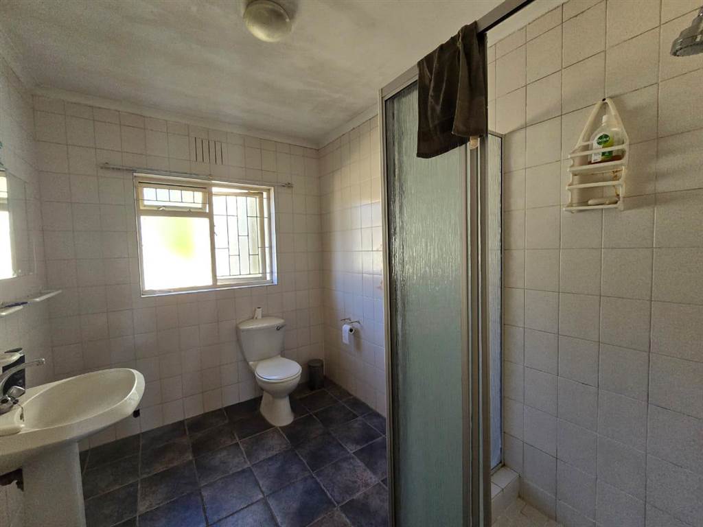 4 Bed House in Blouberg Rise photo number 12