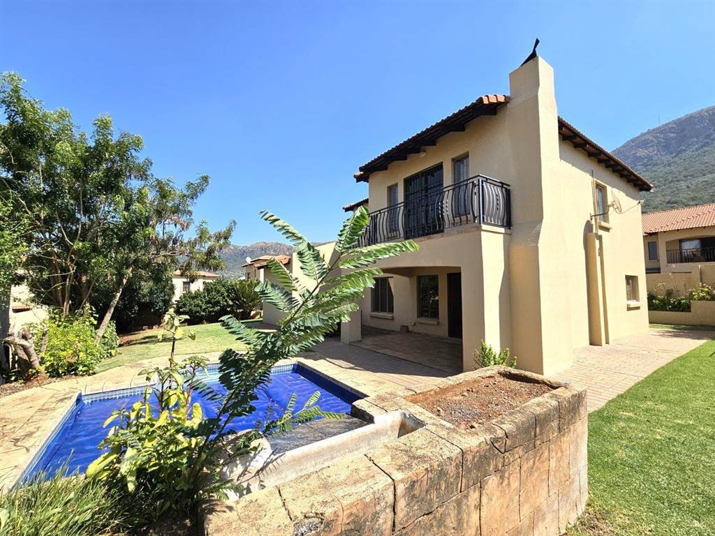 3 Bed Townhouse in Hartbeespoort Dam photo number 1