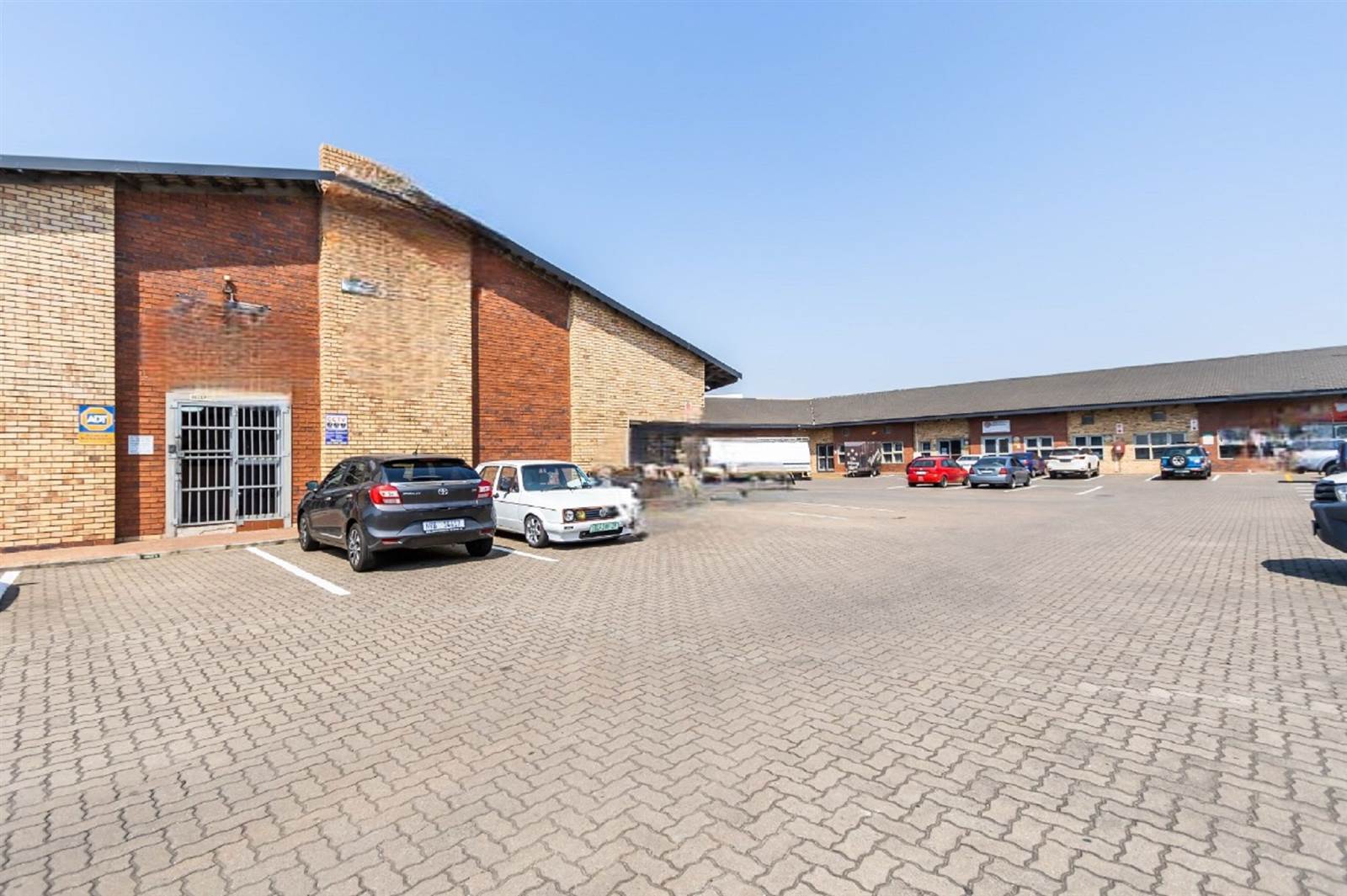126  m² Industrial space in Alton photo number 1