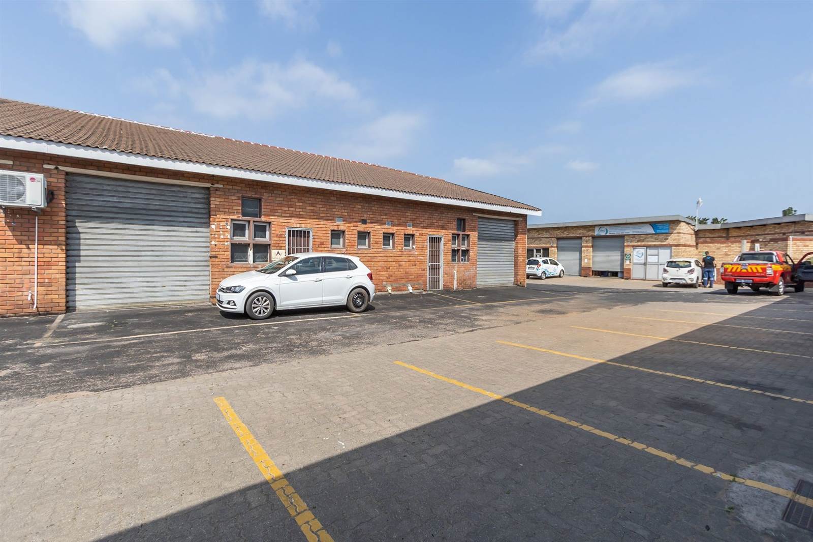 126  m² Industrial space in Alton photo number 2