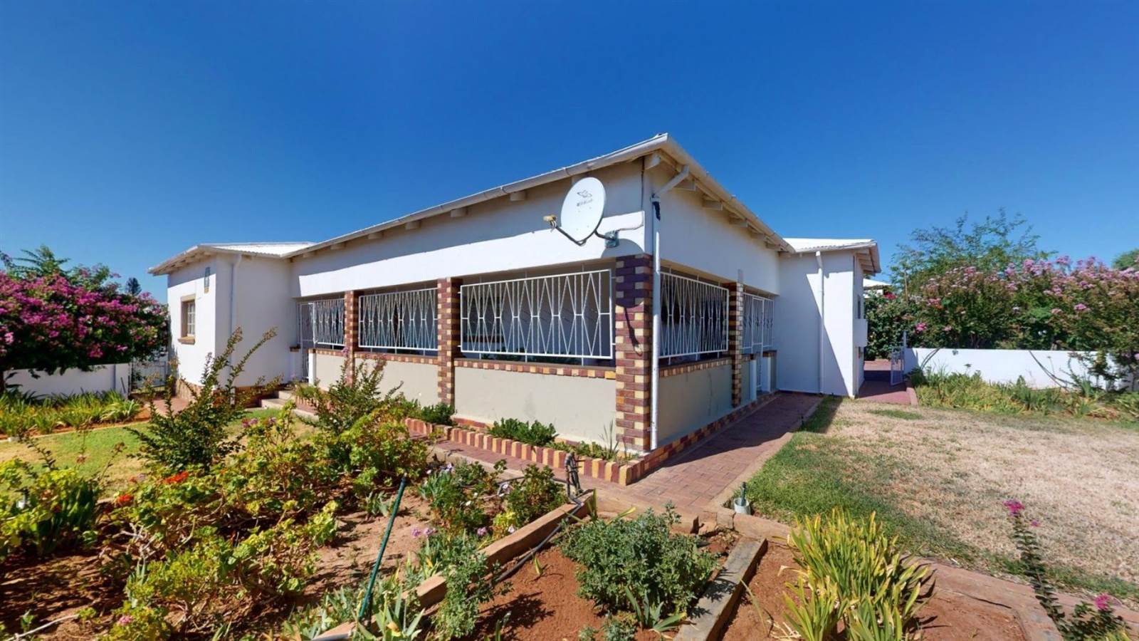 4 Bed House in Upington photo number 4