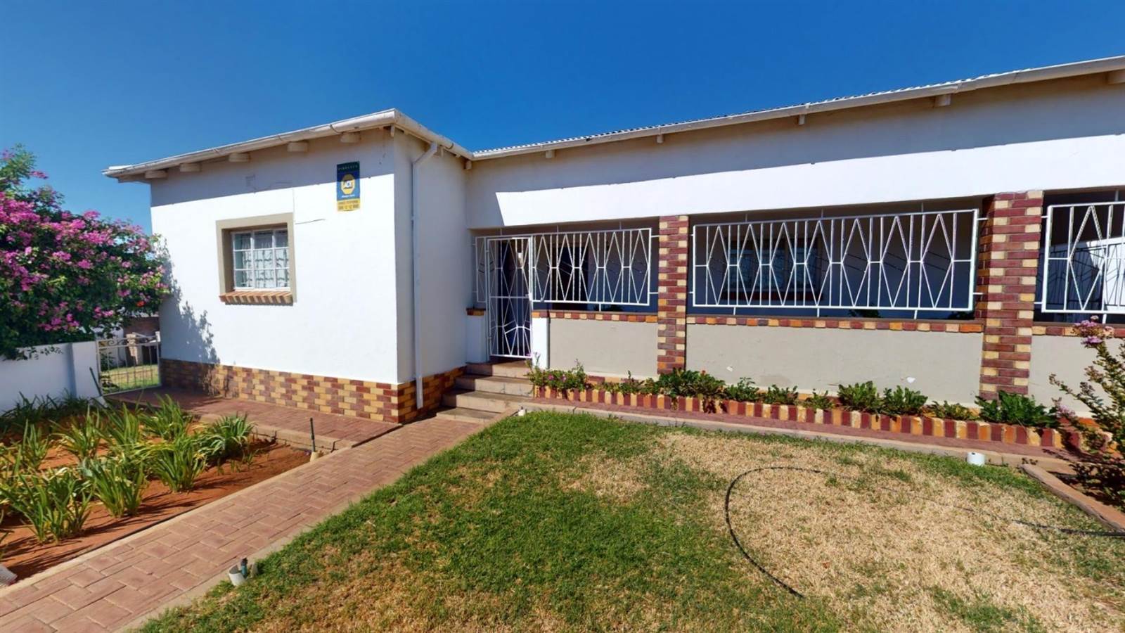 4 Bed House in Upington photo number 3