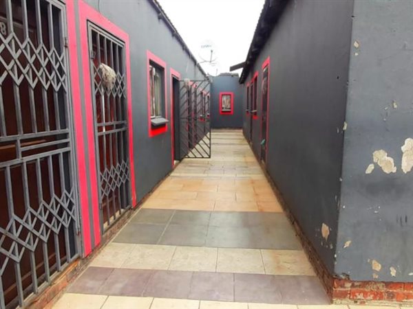 16 Bed House in Embalenhle