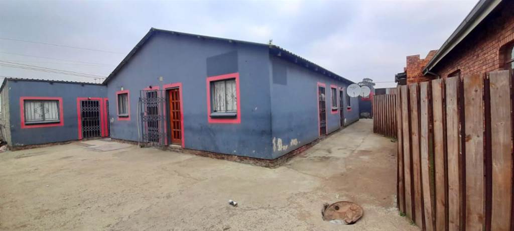 16 Bed House in Embalenhle photo number 10