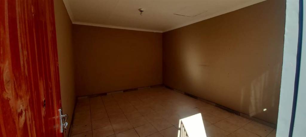 16 Bed House in Embalenhle photo number 2