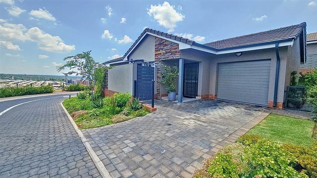 2 Bed Townhouse in Waterkloof Ridge photo number 1