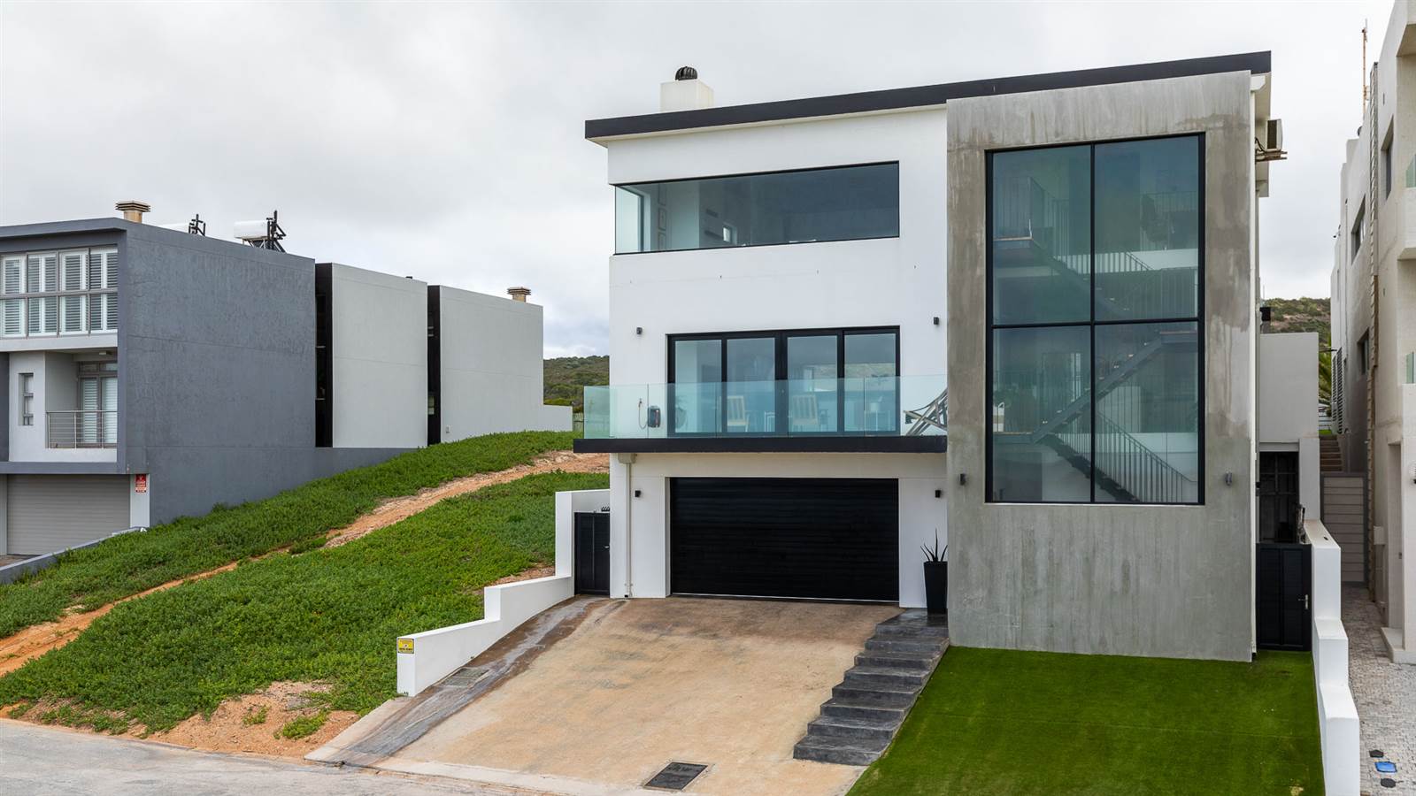 6 Bed House in Stilbaai photo number 2