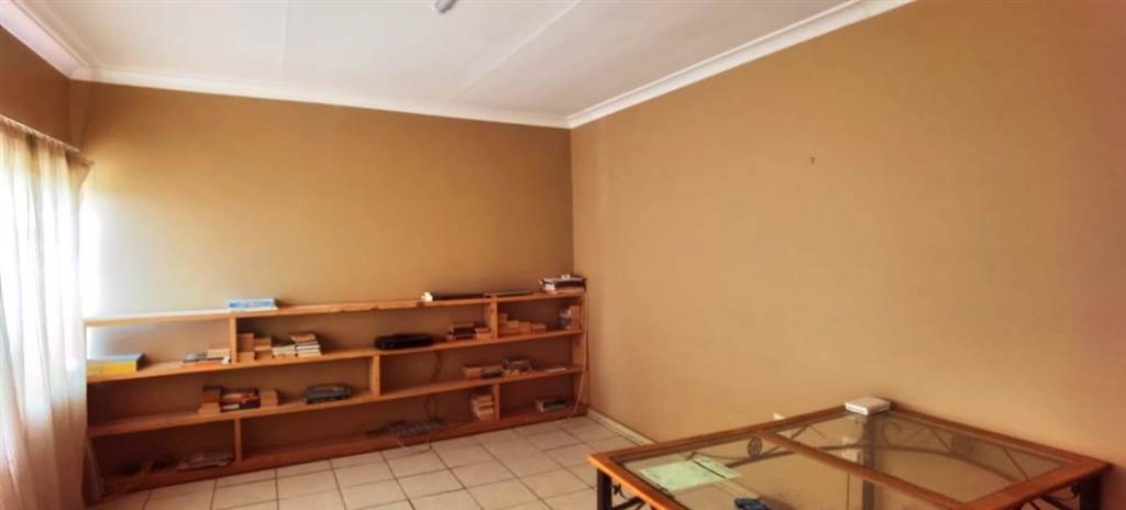 5 Bed House in Rensburg photo number 2
