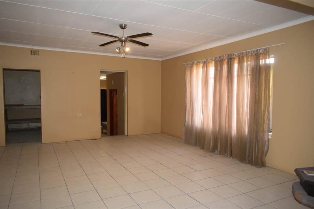 5 Bed House in Rensburg photo number 8