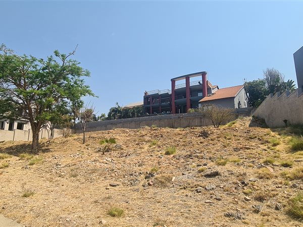 1 380 m² Land