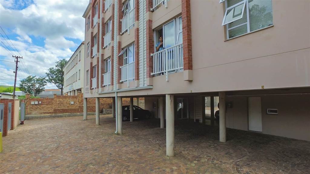 2 Bed Apartment in Grahamstown Central photo number 17