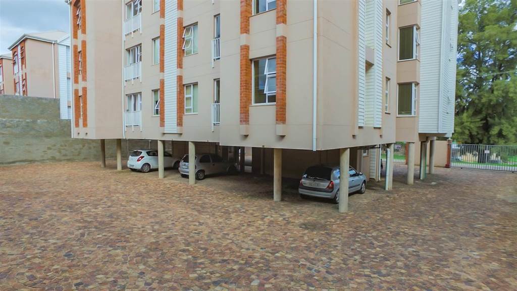 2 Bed Apartment in Grahamstown Central photo number 18