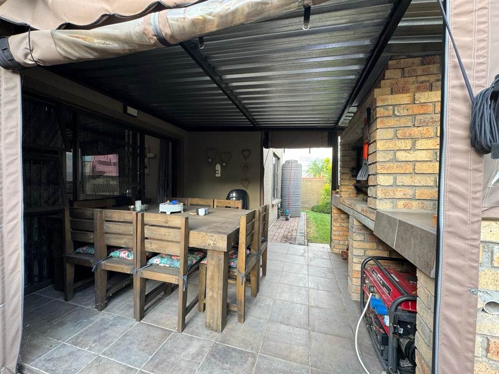 2 Bed House in Waterval East photo number 10