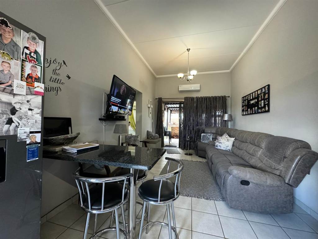 2 Bed House in Waterval East photo number 3