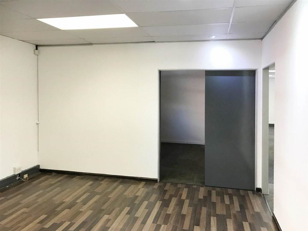 211  m² Office Space in Bartlett photo number 10
