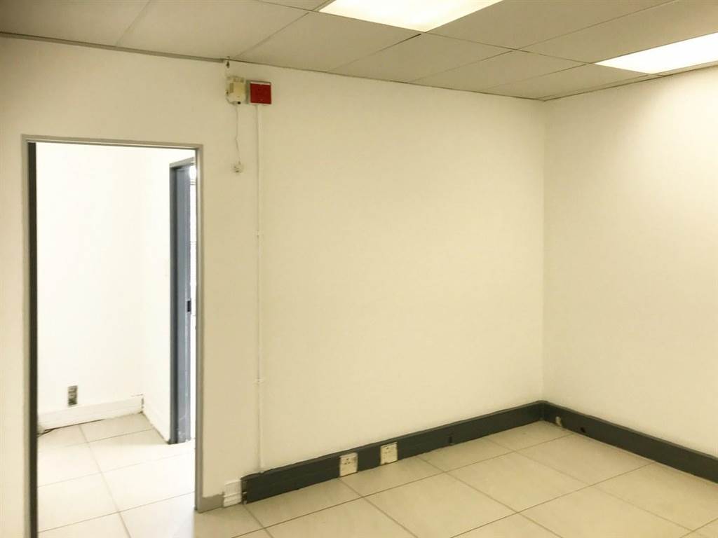 211  m² Office Space in Bartlett photo number 8