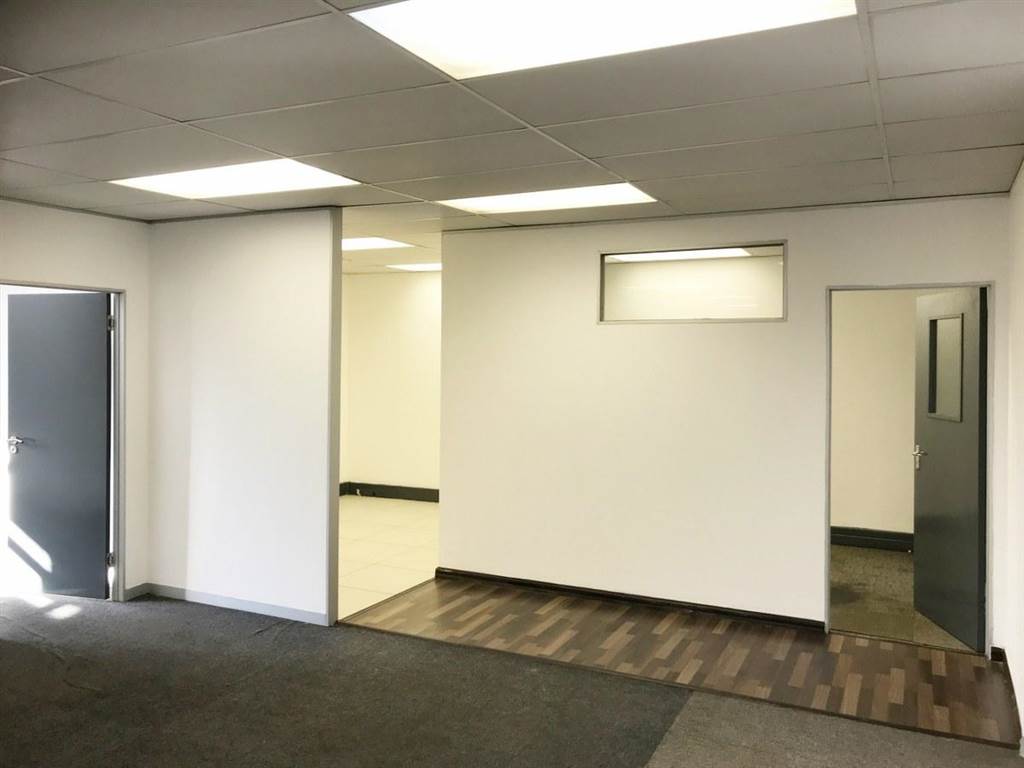 211  m² Office Space in Bartlett photo number 4