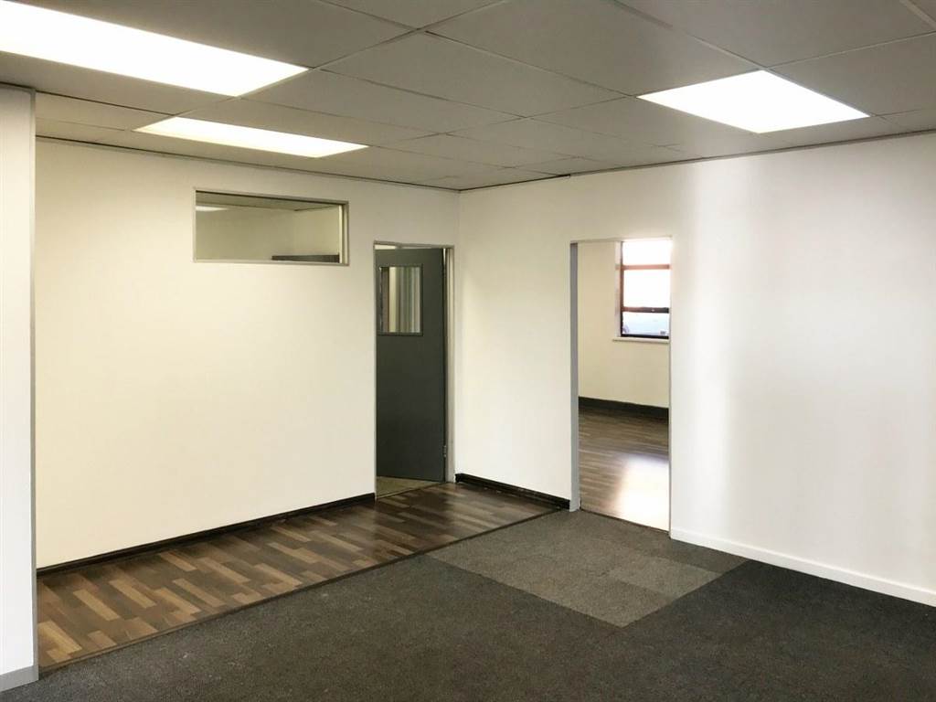 211  m² Office Space in Bartlett photo number 5