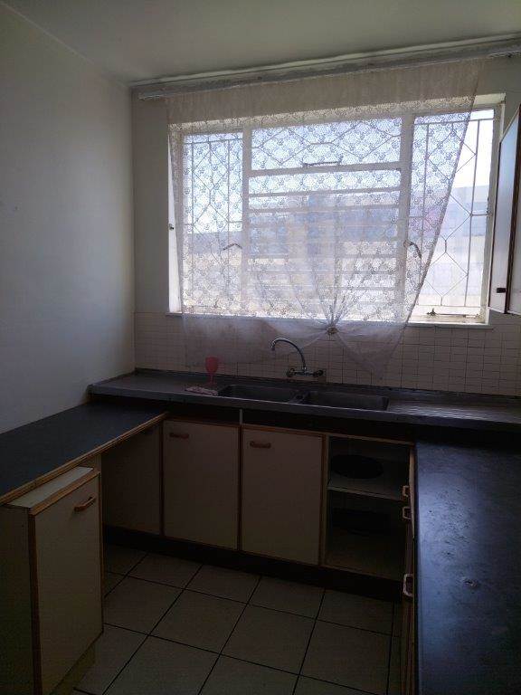 6 Bed Apartment in Port Elizabeth Central photo number 9