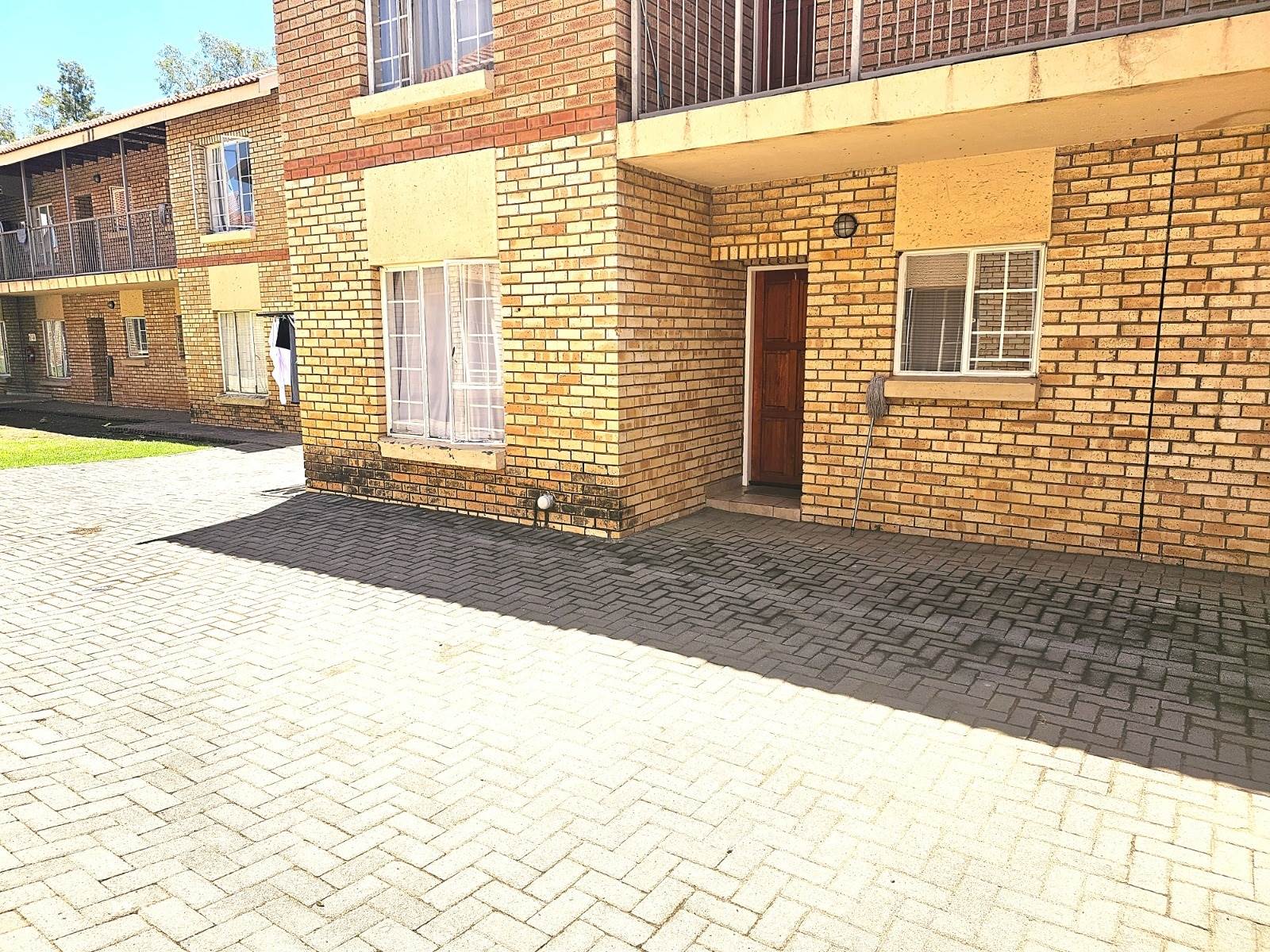2 Bed House in Waterval East photo number 2