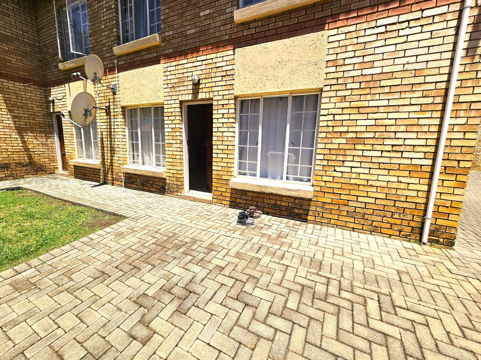 2 Bed House in Waterval East photo number 3