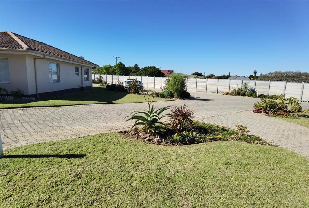 2 Bed Townhouse in Hartenbos photo number 1