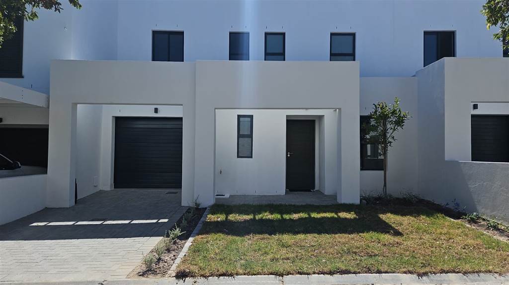 3 Bed House in Somerset West Central photo number 2